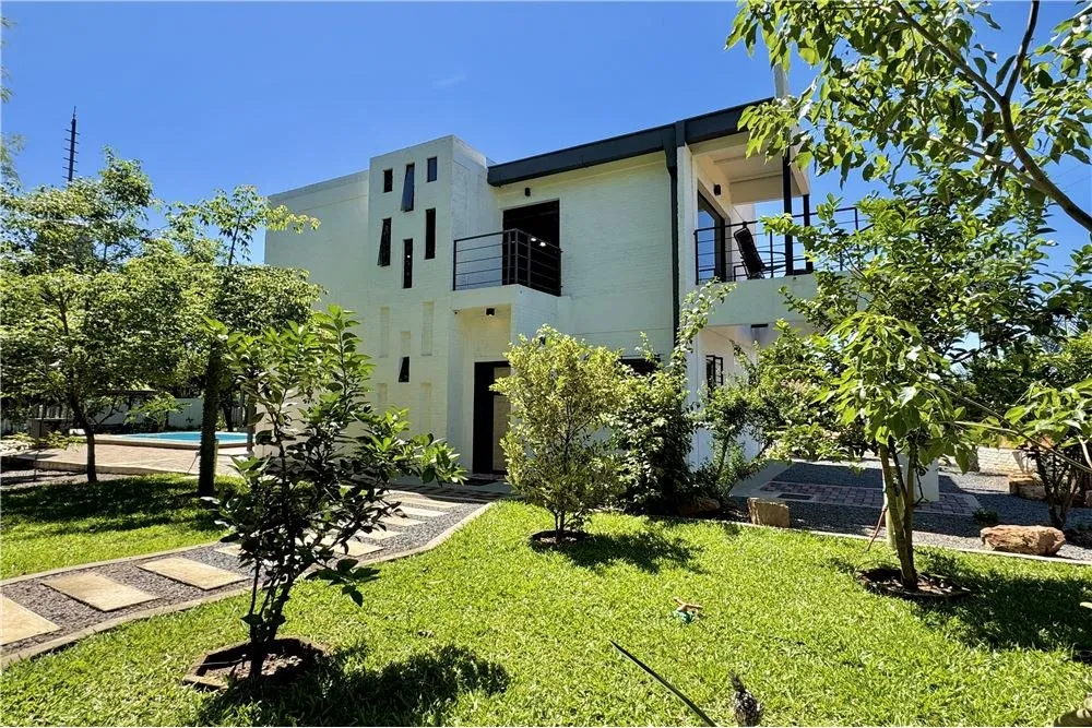 Casa de dos plantas con jardín y piscina en Altos